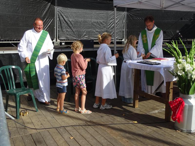 Eucharistieviering op het kerkplein in Wingene 