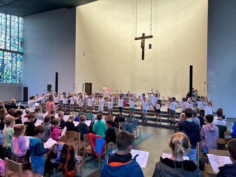 Schoolviering "Samen onderweg" van de Regenboogschool 