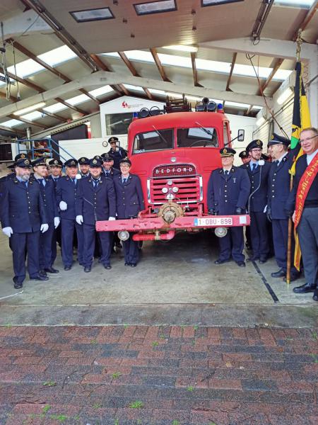 Zegening voor oude dienstwagen 'Bedford' tijdens Sint-Barbarafeest 