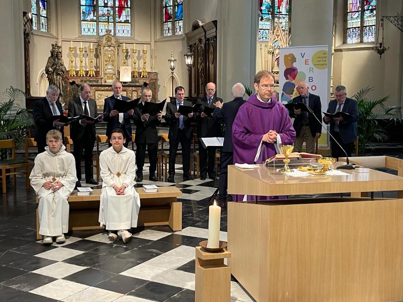 Viering opgeluisterd door het Gregoriaans koor van Maldegem 