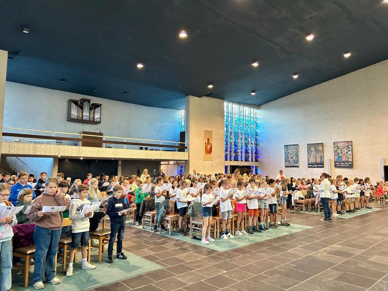 Schoolviering "Samen onderweg" van de Regenboogschool 