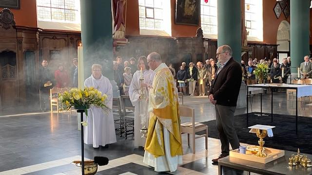 Paaszondag in de Sint-Lambertuskerk te Oedelem 