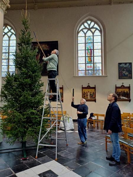 Versiering van de kerk in Wingene naar aanleiding van Kerstmis 