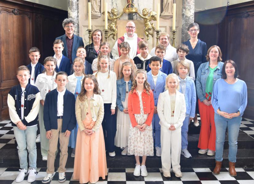vormelingen van de school "De Notelaar" te Oedelem 