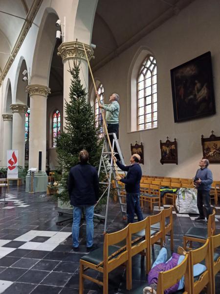 Versiering van de kerk in Wingene naar aanleiding van Kerstmis 