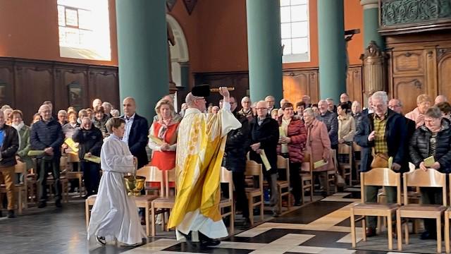 Paaszondag in de Sint-Lambertuskerk te Oedelem 