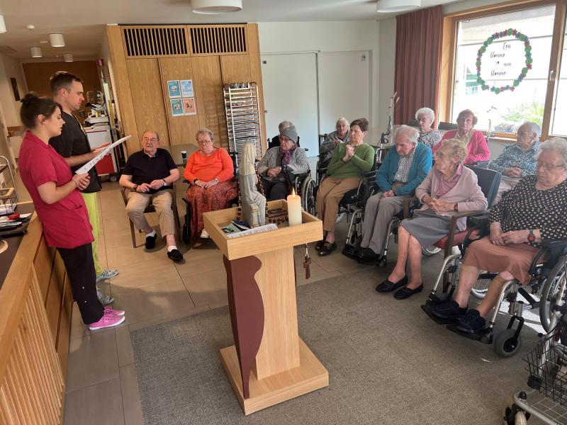 Rozenkransgebed in wzc Amphora 