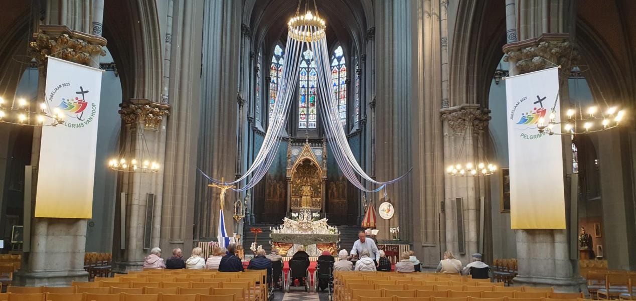 Bewoners van wzc Amphora op bedevaart naar Dadizele 