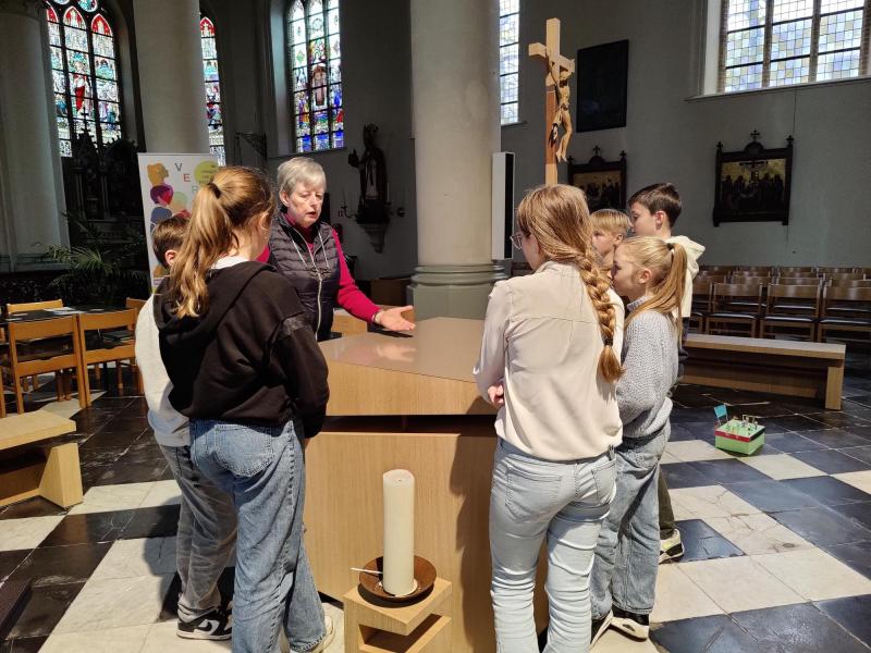 Catechese voor de vormelingen in de Sint-Amanduskerk van Wingene 
