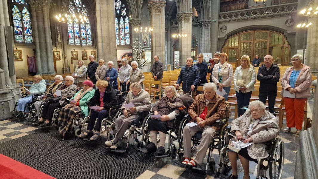 Bewoners van wzc Amphora op bedevaart naar Dadizele 