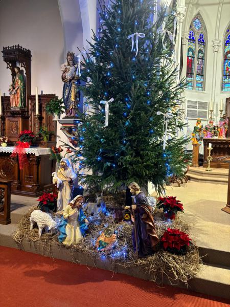 Versiering van de kerk in Wildenburg naar aanleiding van Kerstmis 