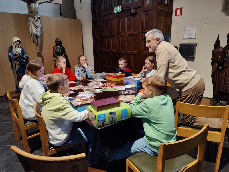 Catechese voor de vormelingen in de Sint-Amanduskerk van Wingene 