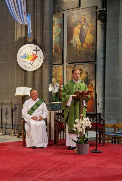 Bewoners van wzc Amphora op bedevaart naar Dadizele 