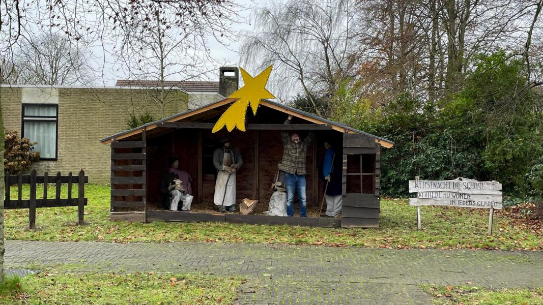 Grote kerststal aan de Moeder-Godskerk te Beernem 
