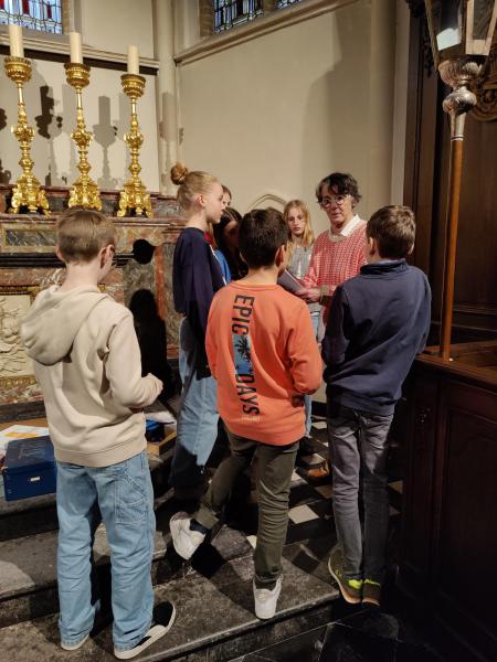 Catechese voor de vormelingen in de Sint-Amanduskerk van Wingene 