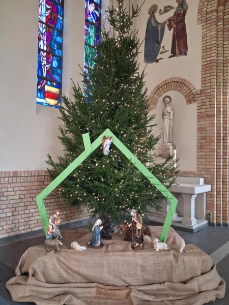 Versiering van de kerk in Sint-Jan naar aanleiding van Kerstmis 