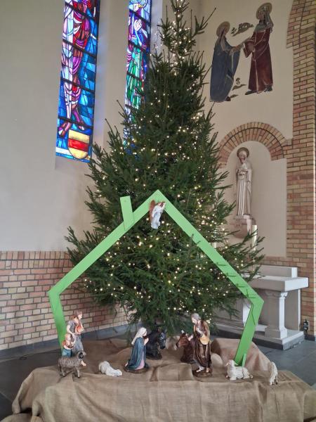 Versiering van de kerk in Sint-Jan naar aanleiding van Kerstmis 