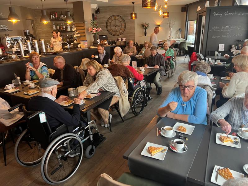 Bewoners van wzc Amphora op bedevaart naar Dadizele 