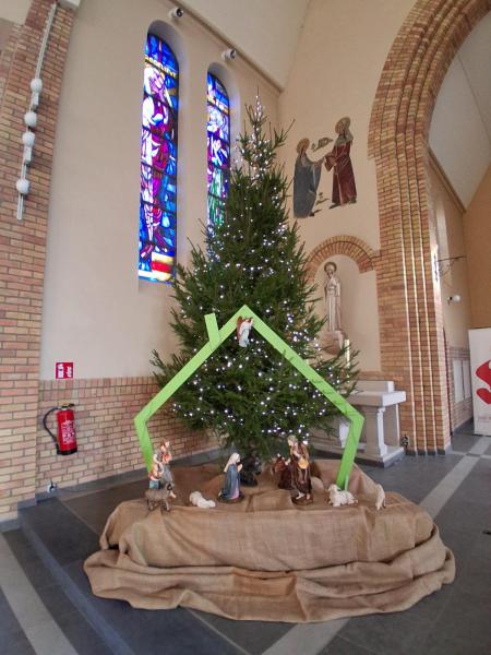Versiering van de kerk in Sint-Jan naar aanleiding van Kerstmis 