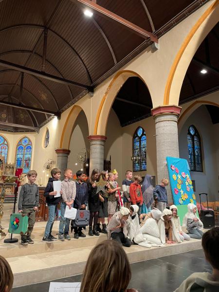 Schoolviering door de leerlingen van de Zonnebloemschool in Beernem 