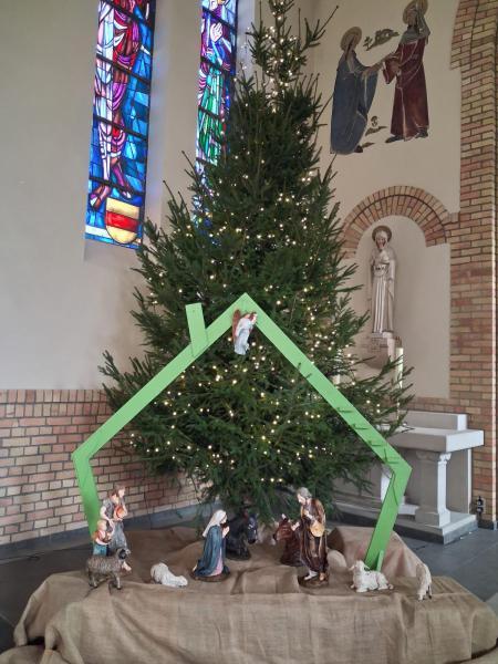 Versiering van de kerk in Sint-Jan naar aanleiding van Kerstmis 