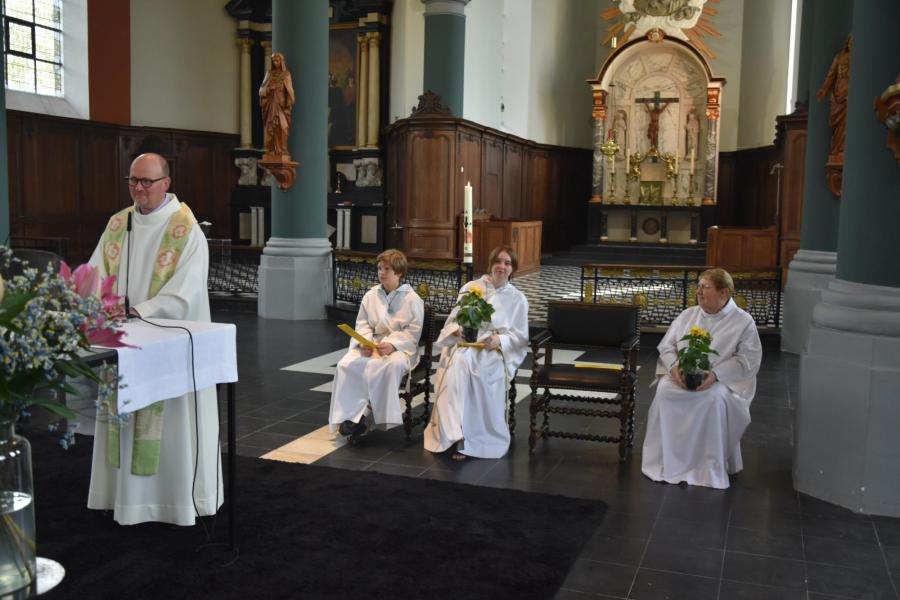 Moederdag in de Sint-Lambertuskerk te Oedelem 