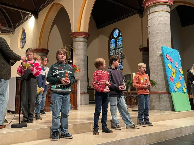 Schoolviering door de leerlingen van de Zonnebloemschool in Beernem 