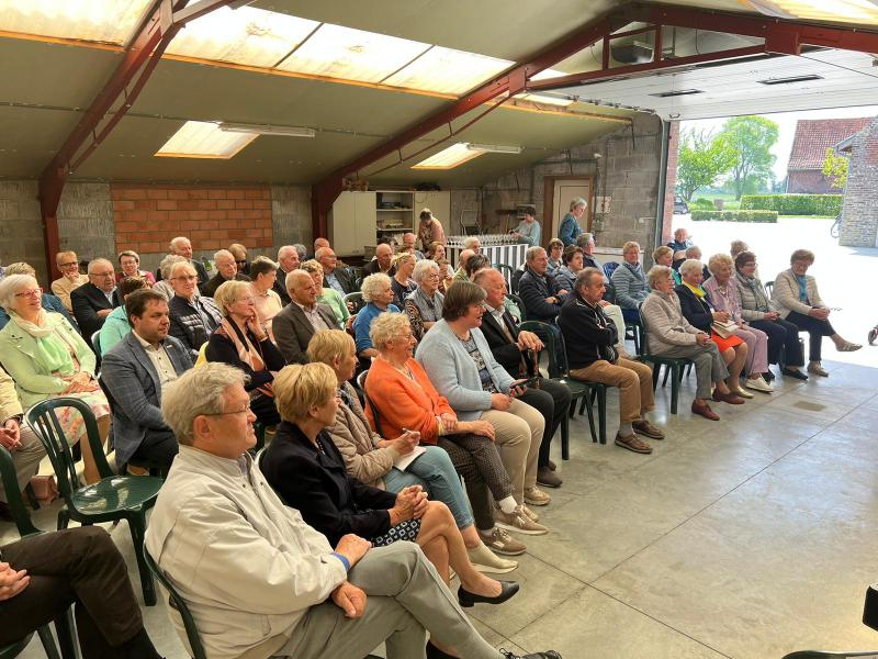 De viering in Wingene. "Met de schepselen zoals “moeder aarde” en “broeder zon” gaan we niet lichtzinnig om", begon priester Bart zijn homilie, verwijzend naar het openingslied dat het zangkoor zong. 