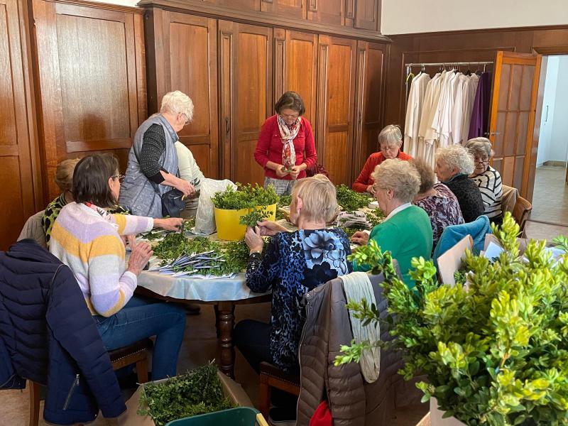 De werkgroep 'Palmtakjes aan een kaartje nieten' 