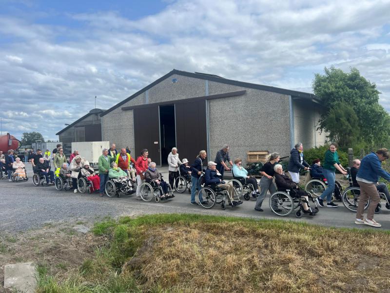 Viering vruchten der aarde met bewoners Amphora 