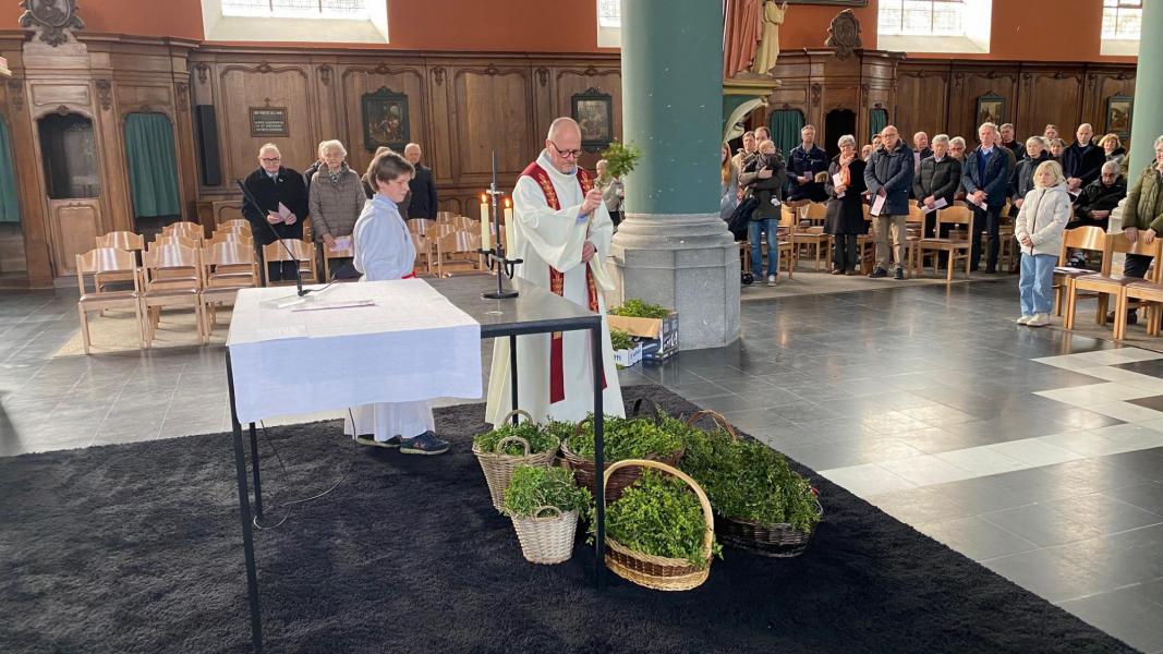 Palmzondag in de Sint-Lambertuskerk te Oedelem 