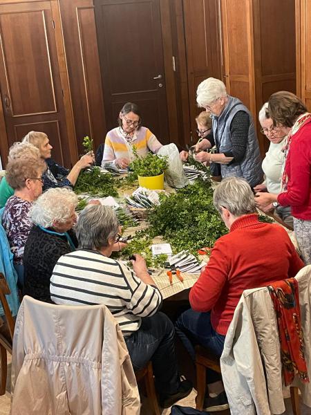 De werkgroep 'Palmtakjes aan een kaartje nieten' 