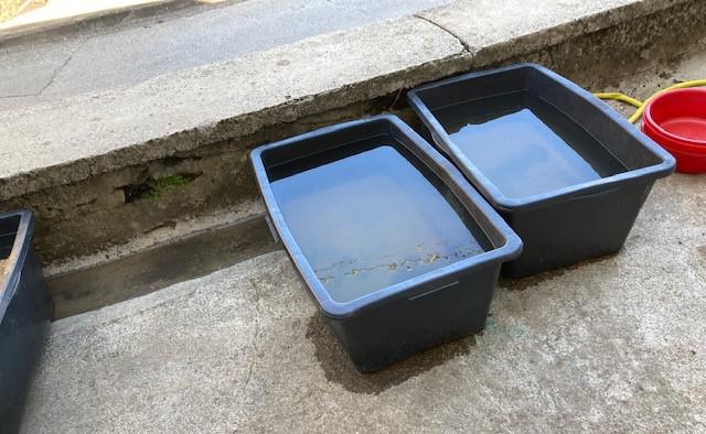 Het water staat wat te warmen in de zon, om dan een emmertje eruit te scheppen om je te wassen 