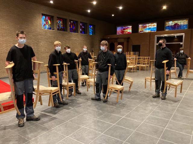 Vooraleer de lesdag te beginnen, staken de leerlingen van het Rhizo-college nog snel een handje toe.  © Kerk in Zwevegem / Communicatie / Kappaertkerk