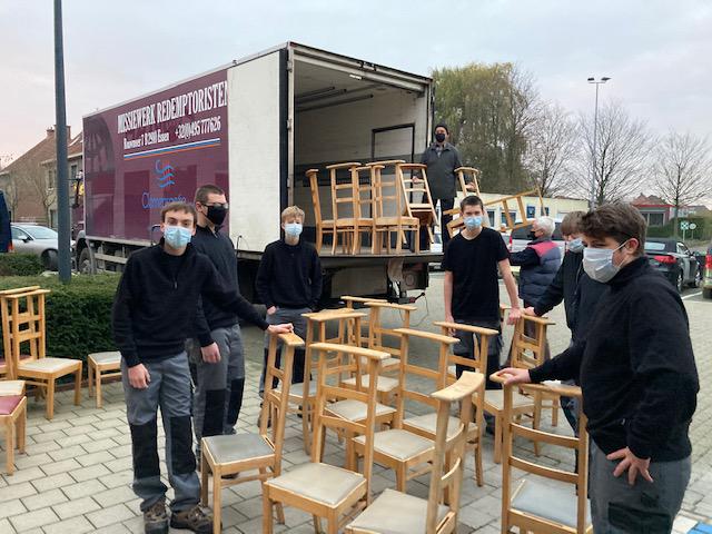 Vooraleer de lesdag te beginnen, staken de leerlingen van het Rhizo-college nog snel een handje toe. © Kerk in Zwevegem / Communicatie / Kappaertkerk