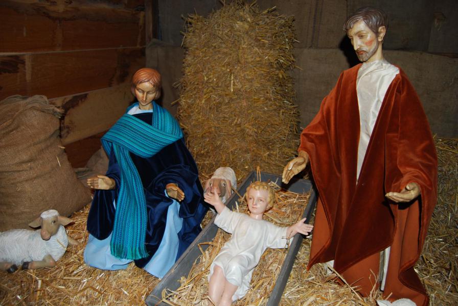 Jozef bloost … een trotse vader in de Knokse kerststal.  © Kerk in Zwevegem / Communicatie / Kerststal 2020