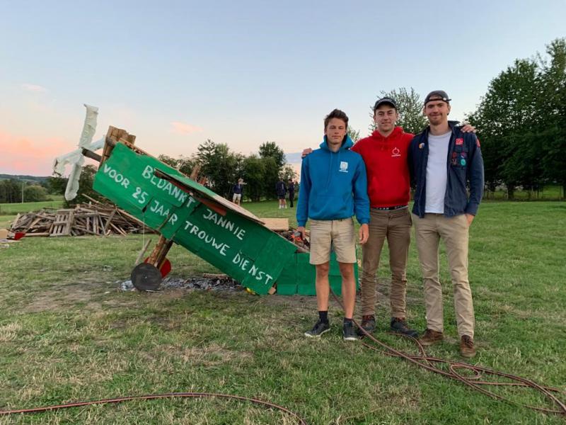 Cédric Castel, Emile Arnout en Pieter-Jan Dessein poseren trots naast het ‘kampvuurvliegtuig’ tijdens het zomerkamp 2020.  © Kerk in Zwevegem / Team / Pieter-Jan