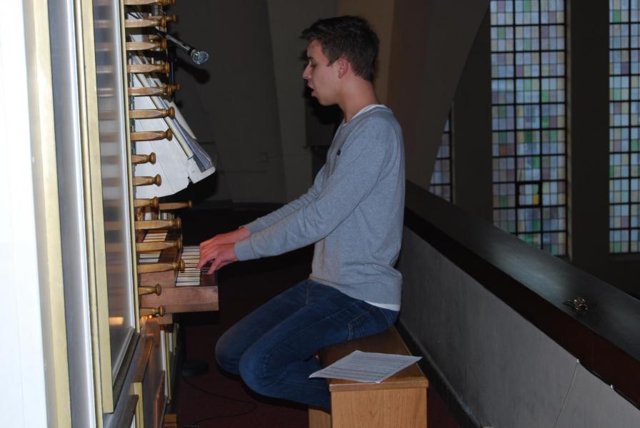 Organist Pavell zong de longen uit zijn lijf tijdens het ‘Eer aan God’ terwijl de feestklokken zich voor de laatste keer lieten horen.  © D.D.