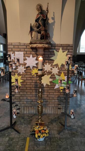 De sterrenhemel van Sint-Rochus blijft dagelijks groeien.  © Kerk in Zwevegem / Communicatie / Vormelingen in de advent