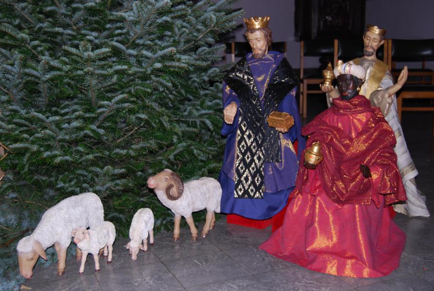 Drie prachtig uitgedoste koningen in de Sint-Maria Bernardakerk.  © Kerk in Zwevegem / Communicatie / Kerststal 2020