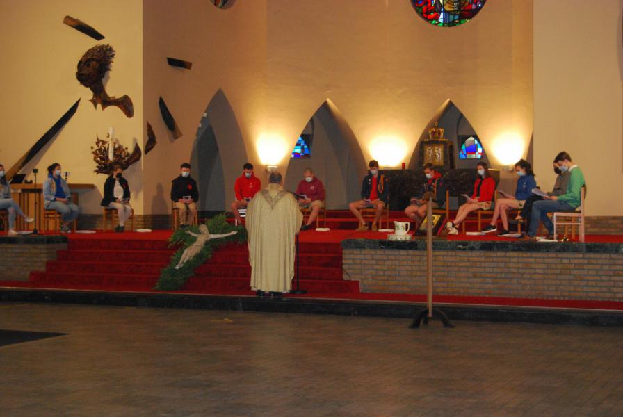 Pastoor Dirk waste de voeten van de jongeren.  © D.D.