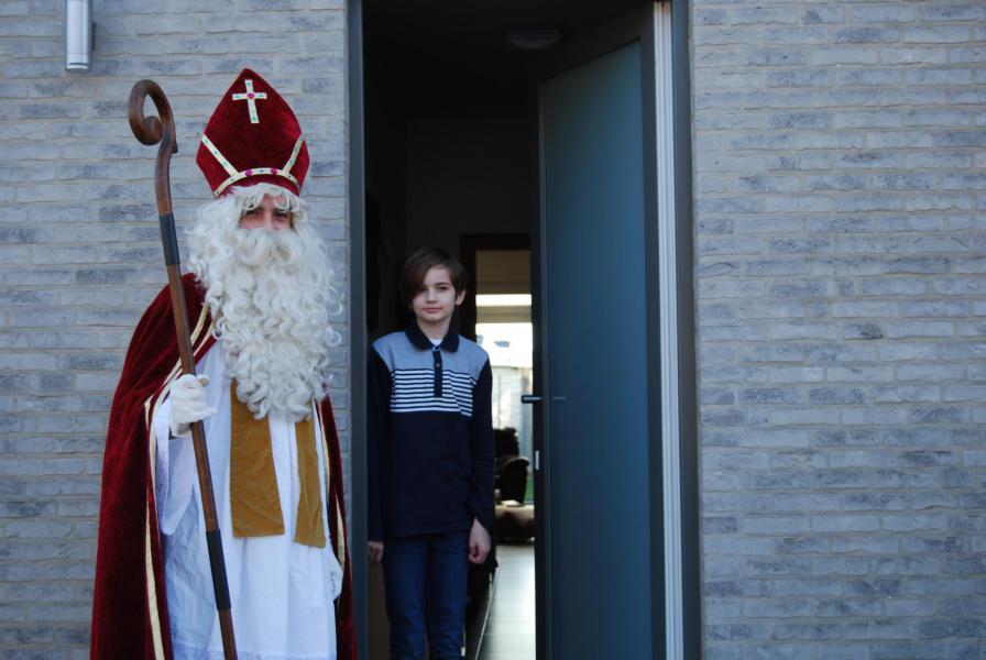 De Sint bij misdienaar Lucas.  © Kerk in Zwevegem / Communicatie / Sint 2020