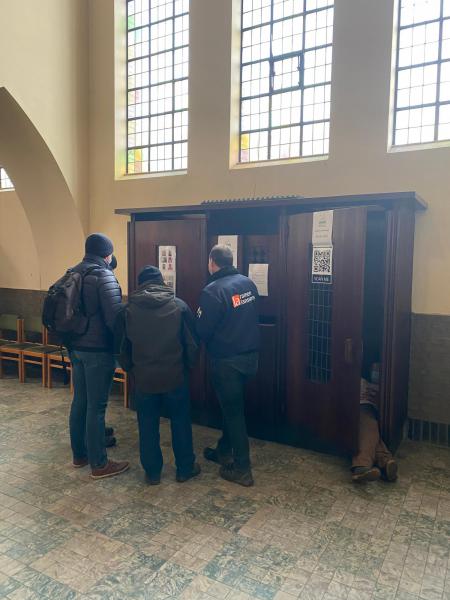 Schrik niet als je plots enkele benen uit de biechtstoel ziet komen! © Kerk in Zwevegem / Communicatie / Moordspel