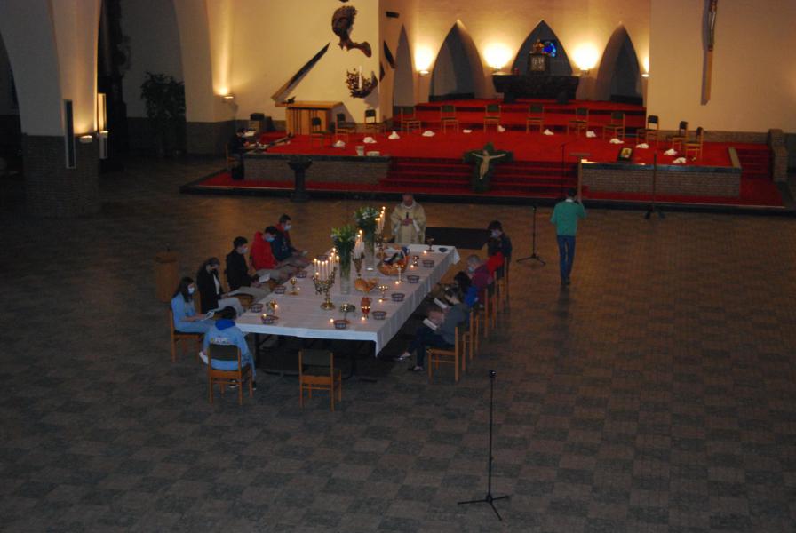 Het Laatste Avondmaal werd herdacht aan een grote tafel in een lege Sint-Amanduskerk. Indrukwekkend!  © D.D.