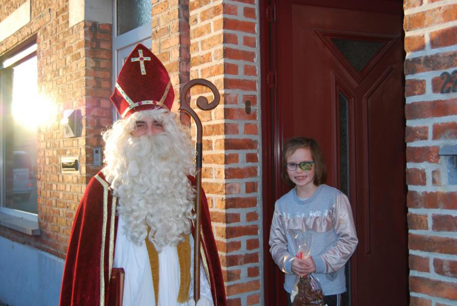 Hier is de Sint bij enkele nieuwe misdienaars op bezoek.  © Kerk in Zwevegem / Communicatie / Sint 2020