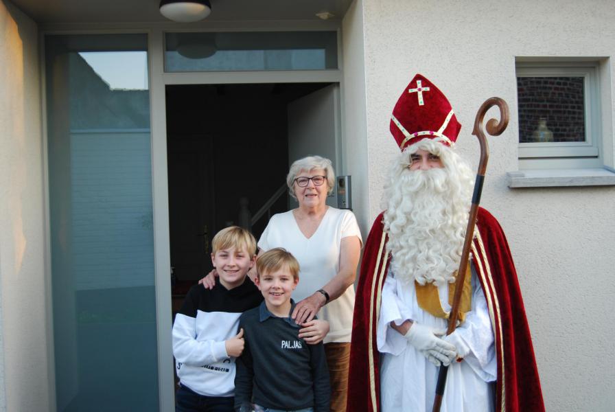 Hier is de Sint bij enkele nieuwe misdienaars op bezoek. © Kerk in Zwevegem / Communicatie / Sint 2020