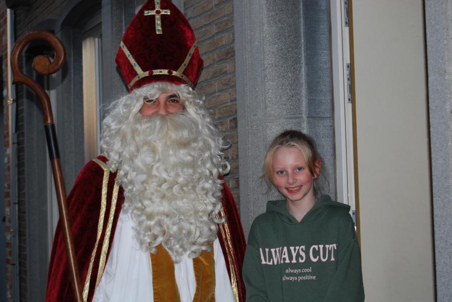 Hier is de Sint bij enkele nieuwe misdienaars op bezoek. © Kerk in Zwevegem / Communicatie / Sint 2020