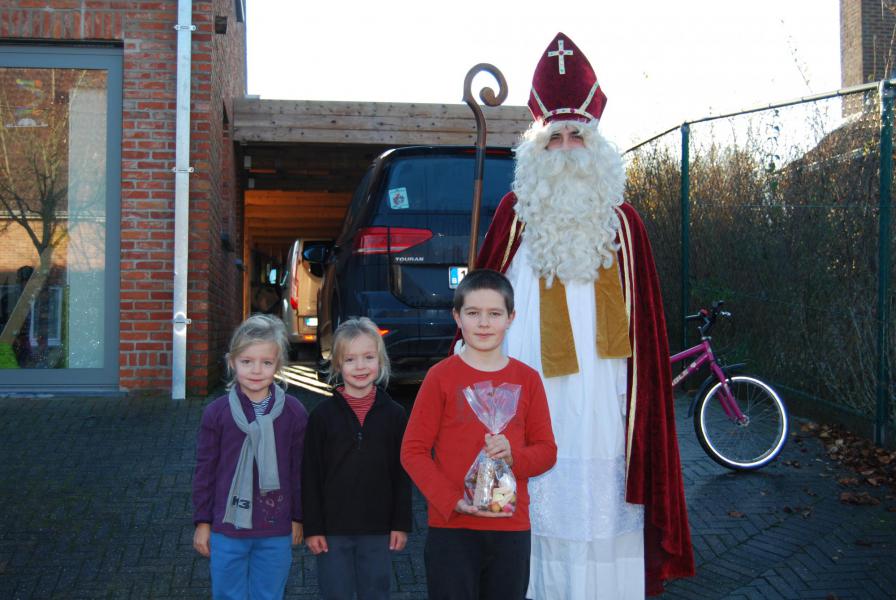 Hier is de Sint bij enkele nieuwe misdienaars op bezoek. © Kerk in Zwevegem / Communicatie / Sint 2020