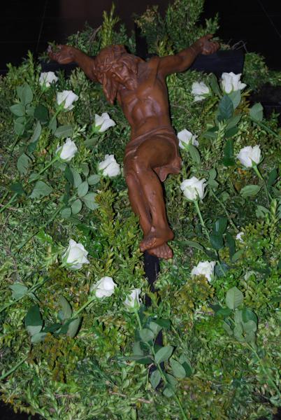 Met rozen werd het kruis vereerd tijdens de namiddagdienst van Goede Vrijdag in de kerk van Knokke.  © D.D.