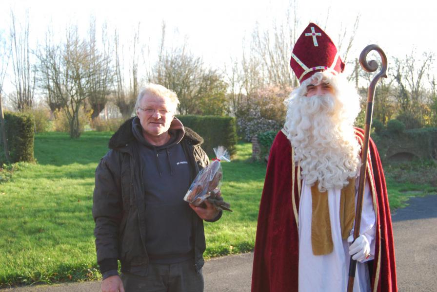 De Sint ging ook langs bij de teamleden, hier bij Lieven.  © Kerk in Zwevegem / Communicatie / Sint 2020